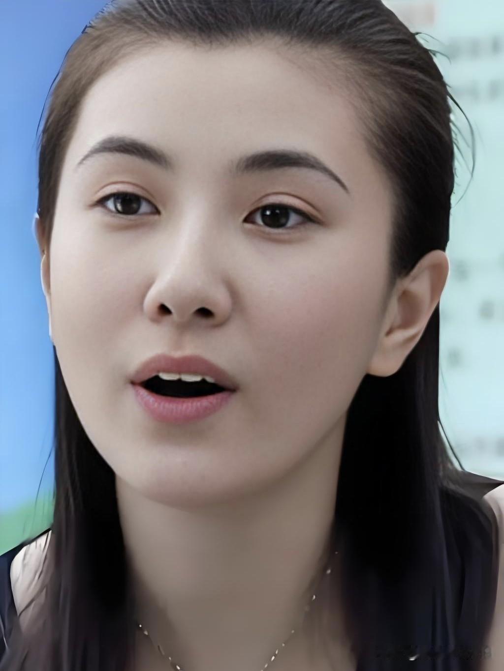 边潇潇，凭《正阳门下》苏萌惊艳时光。如今她手握底牌，尽享岁月静好，活出通透人生。