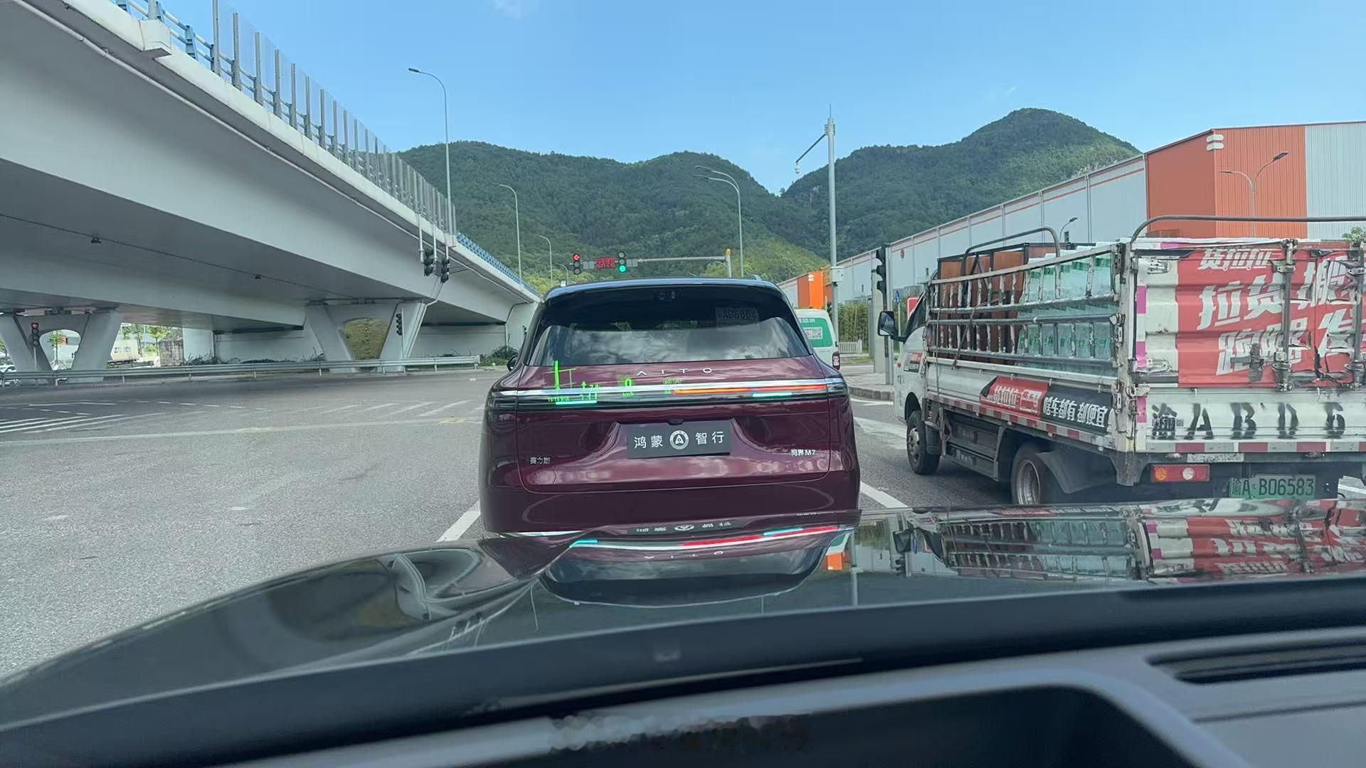全新问界m7后面的小蓝灯点亮，好期待呀新能源汽车汽场全开问界