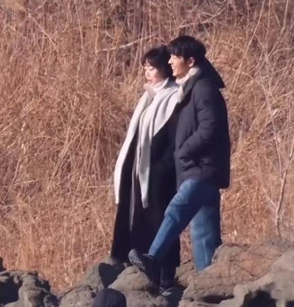 肖战姜妍新剧拥抱路透肖战角色是从三甲医院跌落小城的神经外科天才，脆弱迷茫；姜妍角