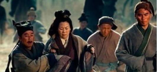 建安十三年的秋天，长江以北的风已经带上了寒意。刘备带着家眷、部曲、随行百姓一路南