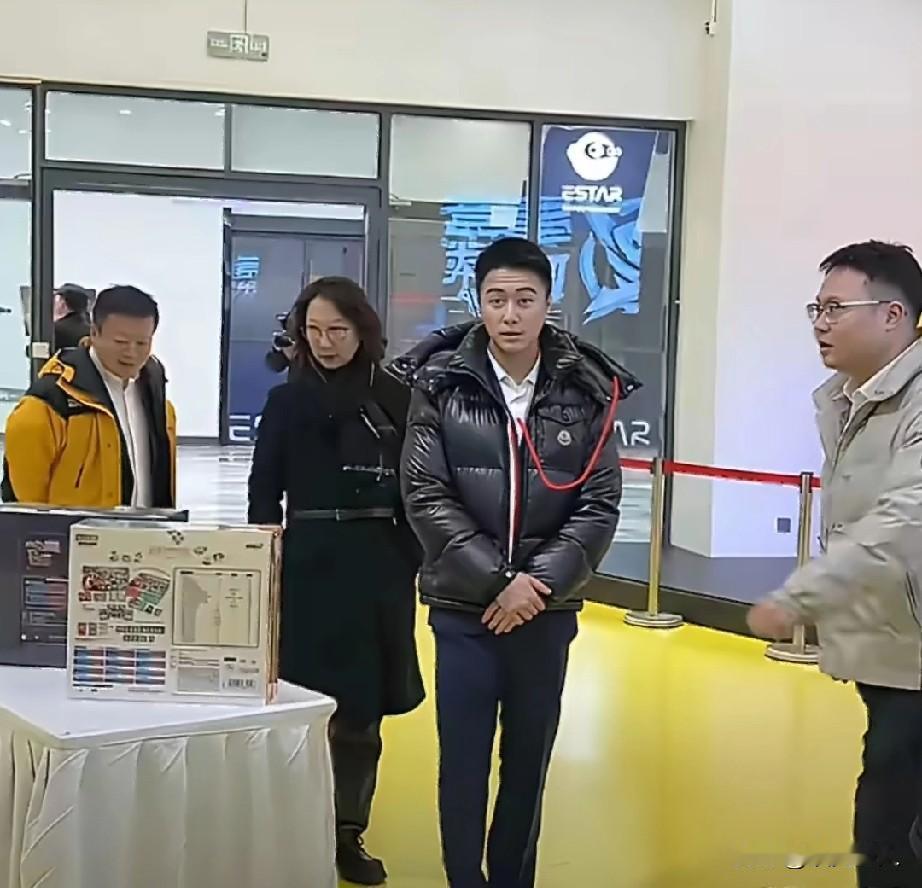 一件羽绒服，竟能抵普通人一整年的薪水？何猷君身上这件Moncler，藏着最真实的