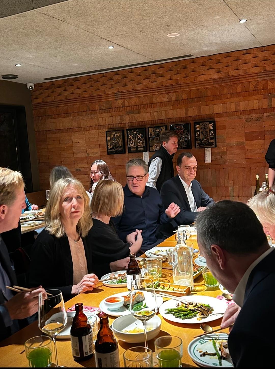 英国首相“打卡”三里屯云南菜！这家店到底有什么魔力？伦敦唐宁街到北京三里屯，