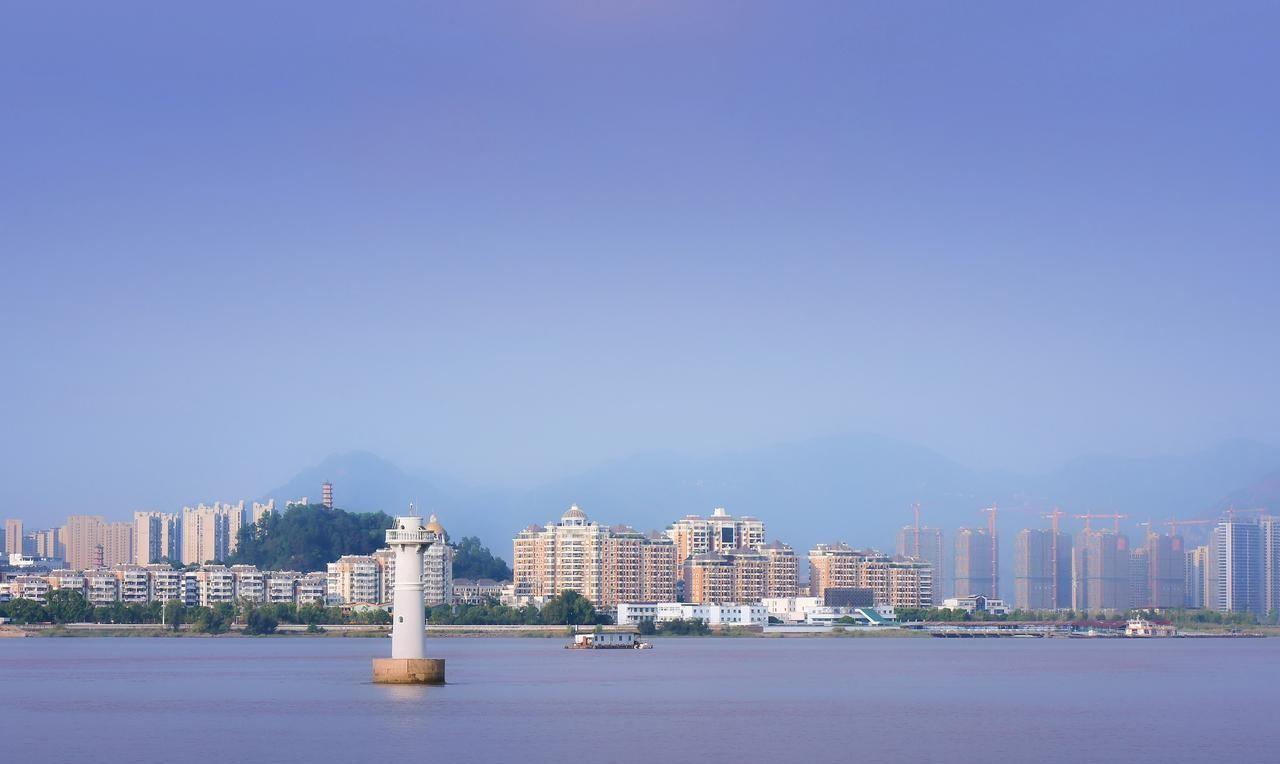 观察发现：单位里不受领导待见的人；大致分为两种；一种确实不管是领导，同事也