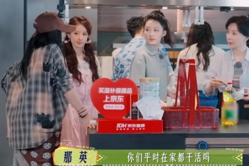 那英问李沁：“你平常在家干活吗？”李沁尴尬一笑，陈数连忙打圆场：“忙得哪有时间干