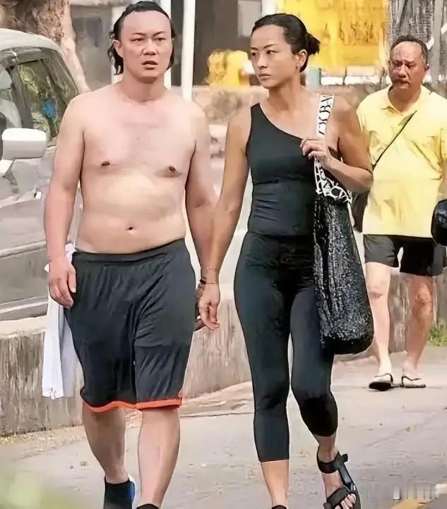 人比人真是气死人，这边咱们还在为生活奔波，那边51岁的陈奕迅又出手了。楼市啥光
