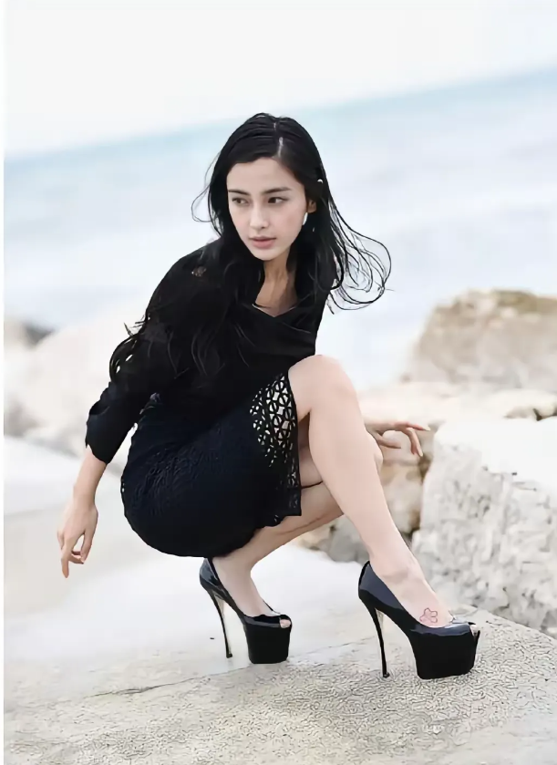 杨颖，168cm，好美，被她脚上的高跟鞋吸引了眼球，这鞋跟又细又高的，像铁钉一样