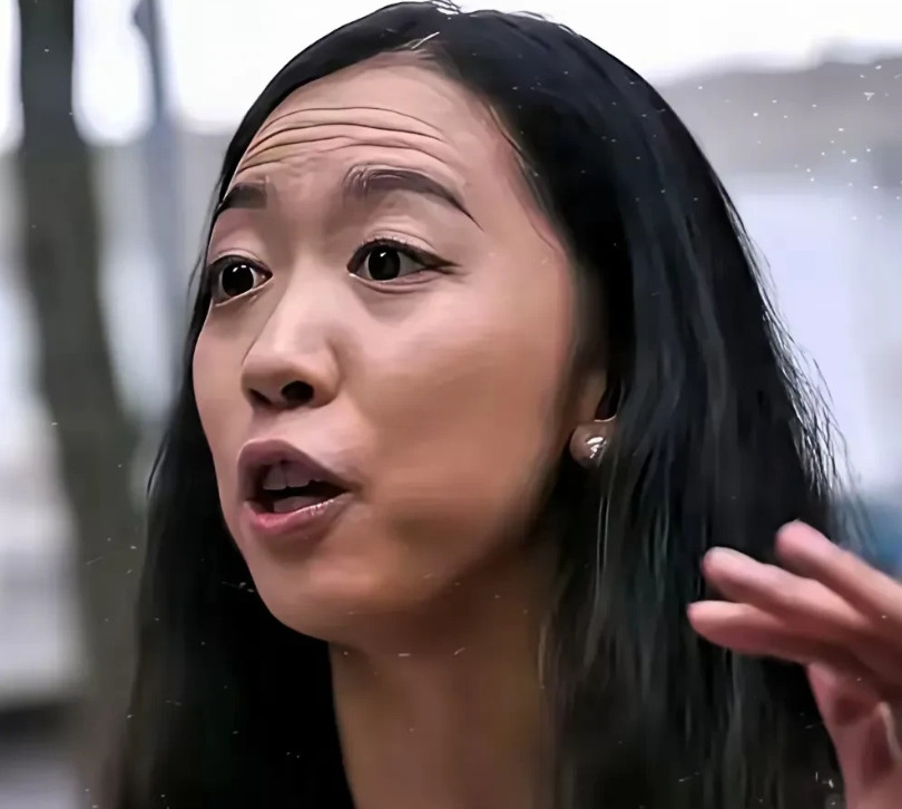 中国青岛姑娘蒋雨融登上哈佛毕业典礼发表演讲后，赢得全场观众热烈欢迎与赞扬，也获