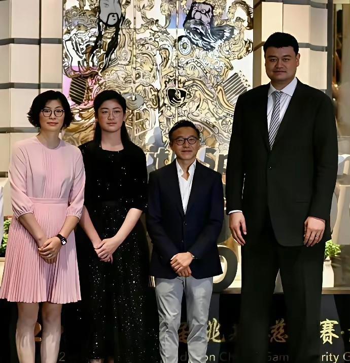 中国女篮未来又多一名高人篮球运动员？姚明的女儿姚沁蕾今年才15岁，身高1.92