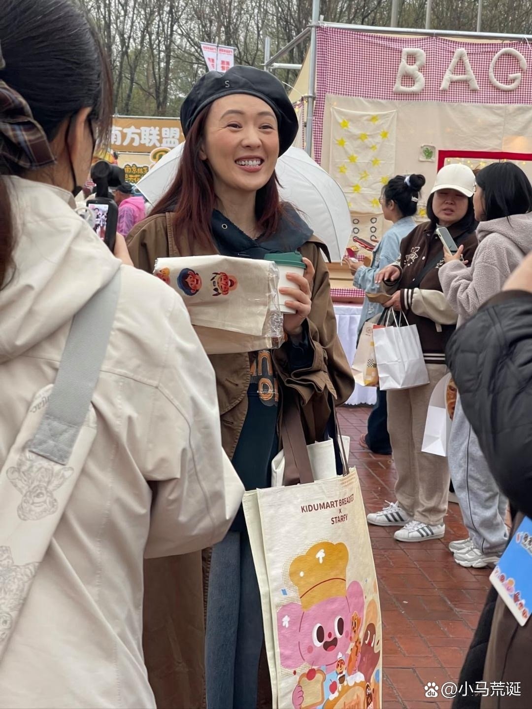 童瑶在北京三里屯逛街被偶遇，她现实中真人看起来不是很惊艳，素颜皮肤状态很一般，脸色憔悴，还有点龅牙，