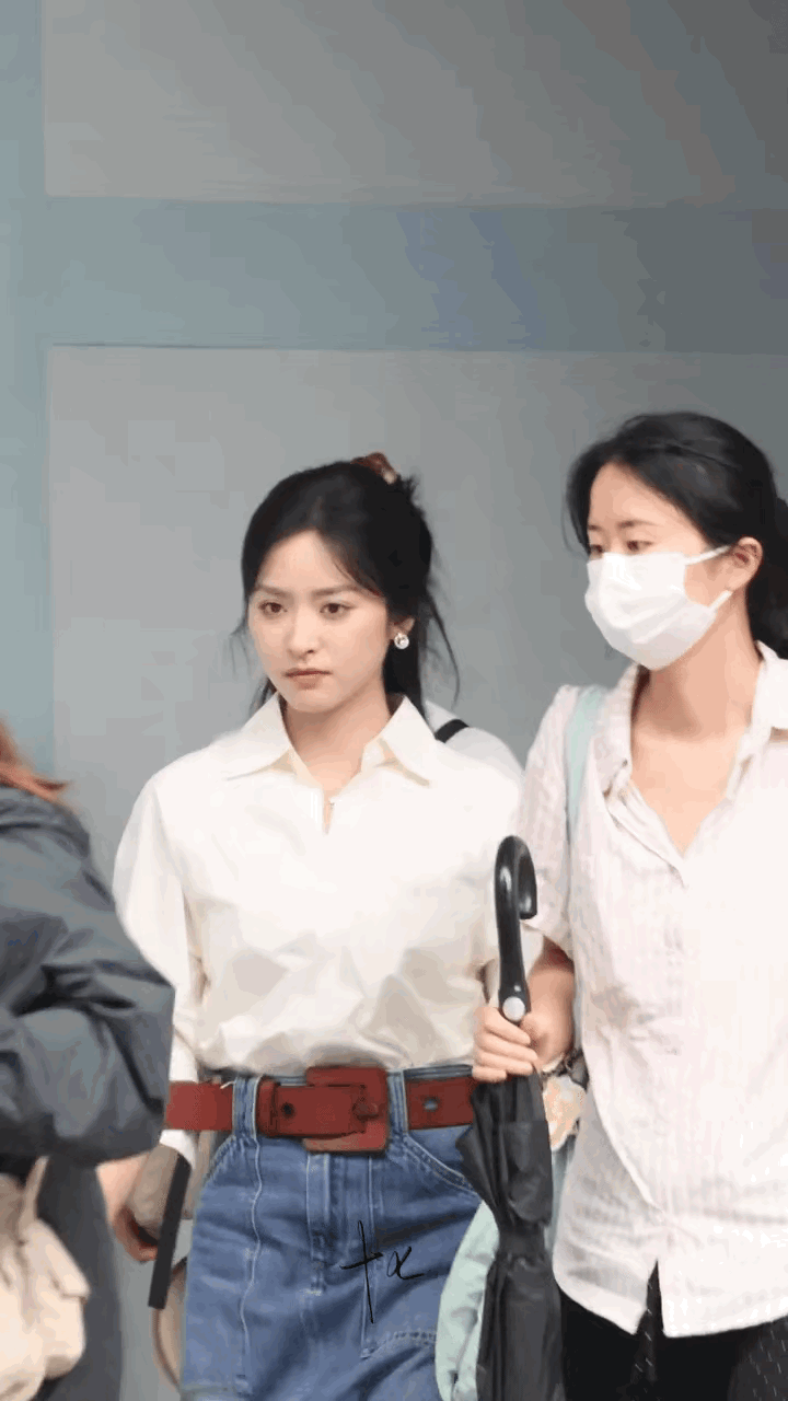 沈月可以说是一个宝藏女孩！97年出生的她，毕业于湖南师范大学，身高159cm