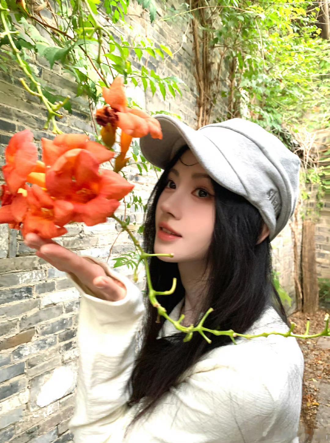 鞠婧祎下班看到fafa鞠婧祎与花合照下班看到fafa，一起合照吧​​​