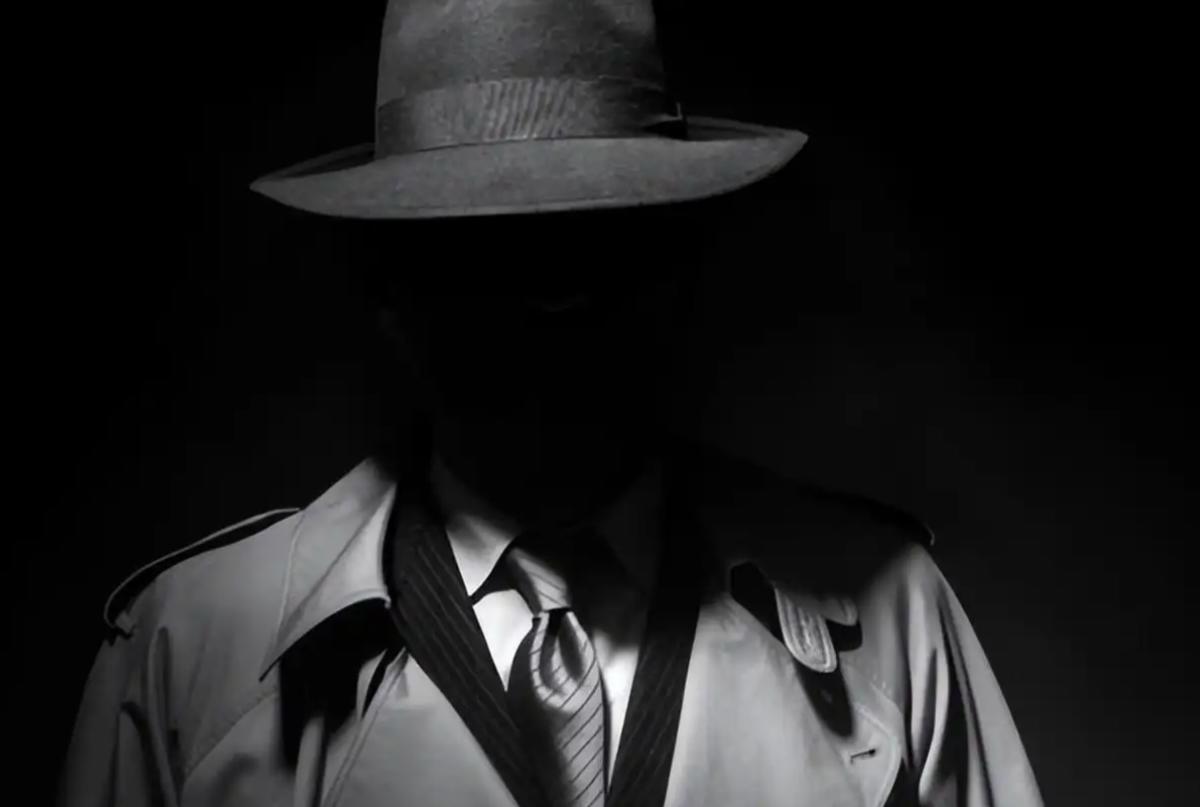 你能想象吗？你花了半辈子，战战兢兢，在克里姆林宫里当间谍，都快摸到权力之巅了。结