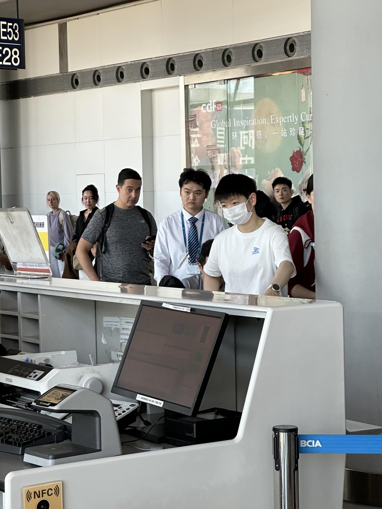 拍的好好看，孙颖莎和王楚钦都穿的好清新，出发去伦敦准备世乒赛了！这才是真的激动