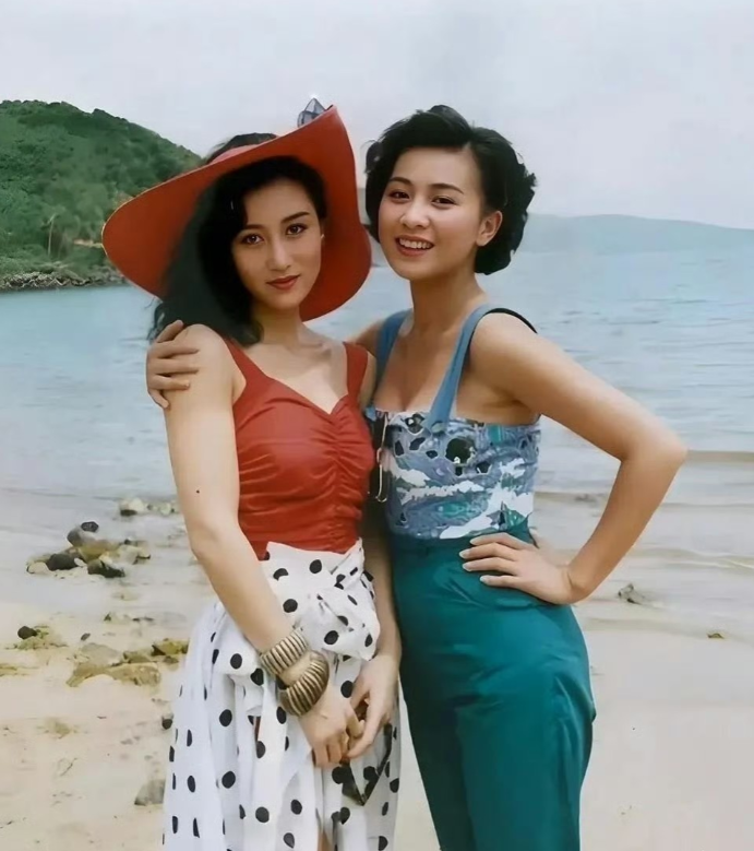 利智与刘嘉玲年轻时在海边的老照片，拍摄于上世纪八十年代末期