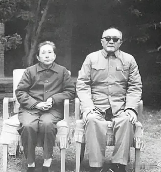 1952年，黄克诚的岳父贩卖鸦片，被判了死刑，行刑之前，黄克诚找到负责这个案子的