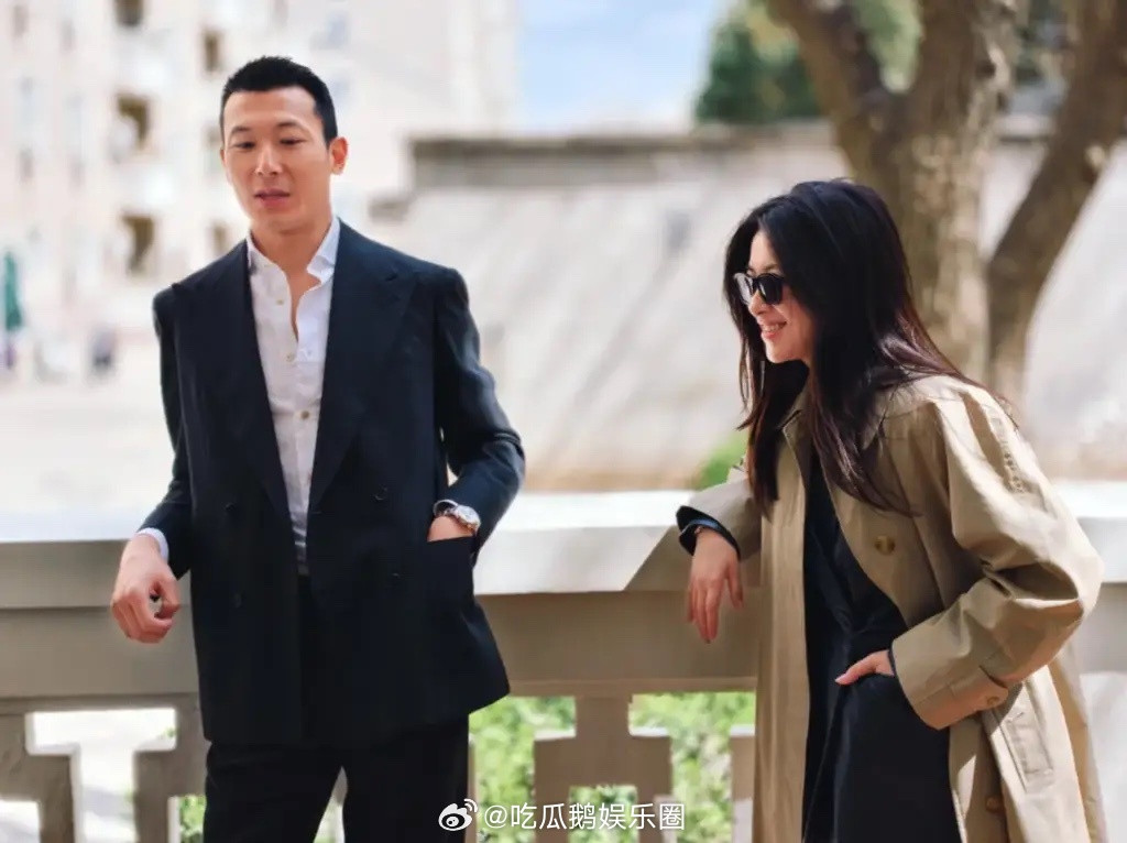 朱珠晒照为老公新店打call！王昀佳西装造型精英感拉满，好友团同框太养眼，朱珠老