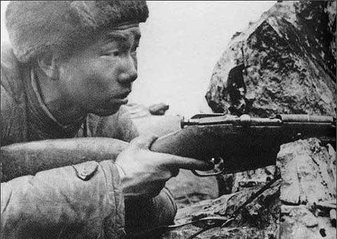 1953年，美国顶级狙击手艾克上校在一次射击中打中了一名志愿军战士，让其掉进了壕