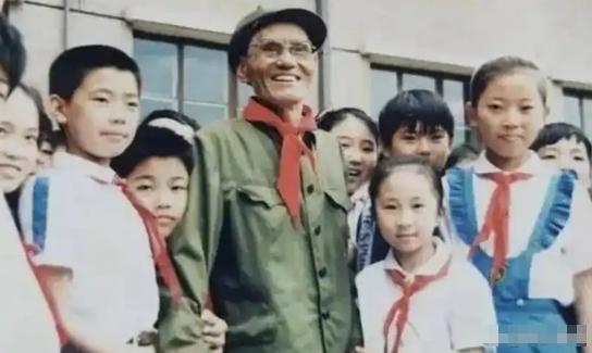 1993年，“狼牙山五壮士”幸存者葛振林偶然发现，中央军委颁给他的金质勋章，竟被