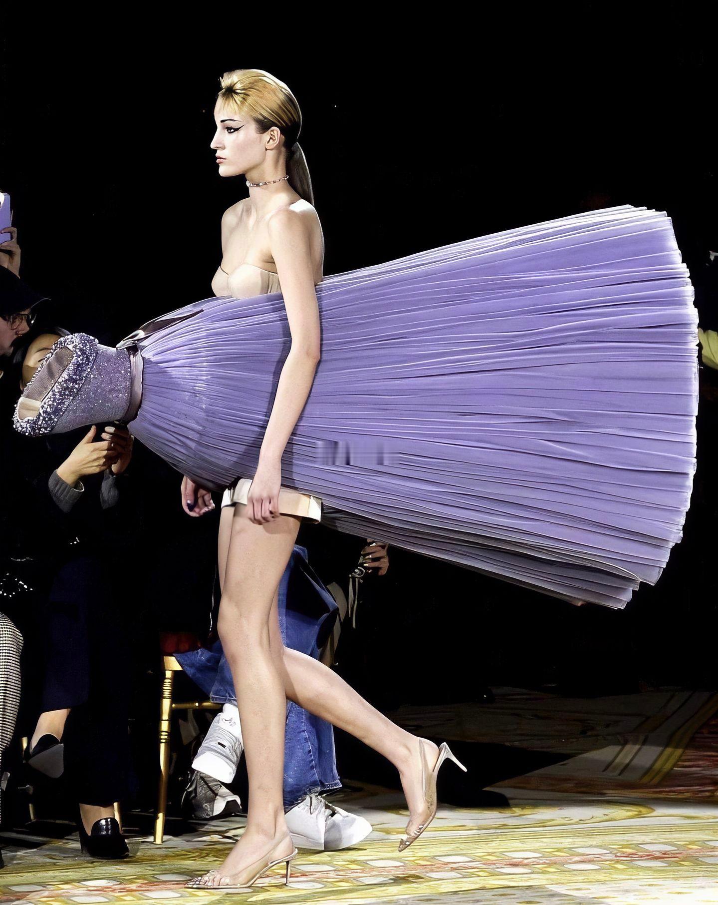 Viktor&Rolf2023春夏高定系列，裙子可以坚着穿，横着穿，倒着穿