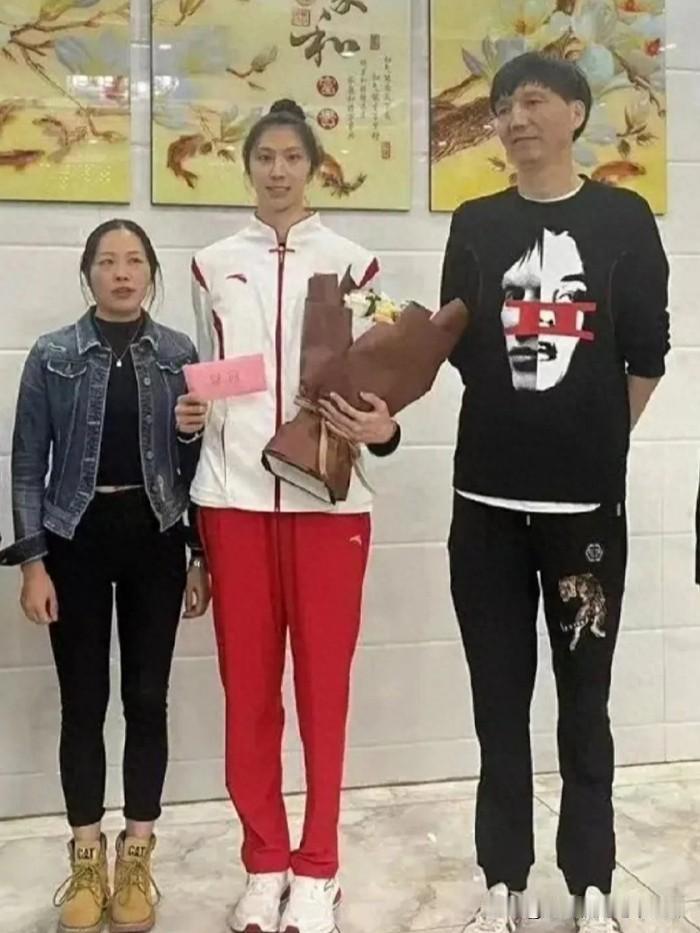 吴梦洁一家是江苏南通人。她身高1.89米，父亲吴晓宏1.96米，母亲约1.68米