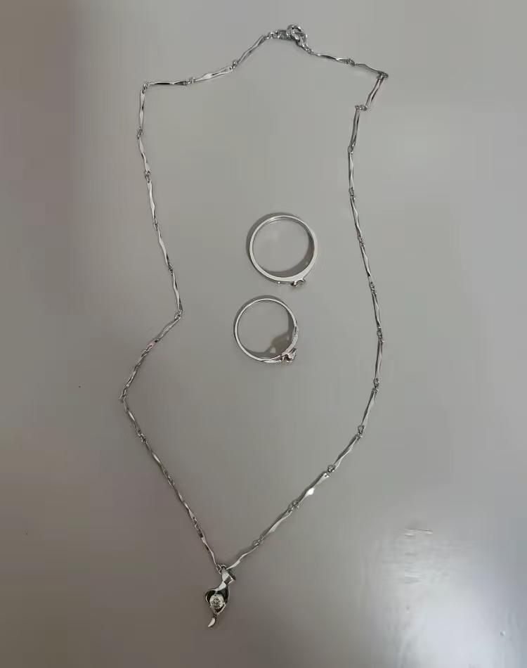 80后的标配，在黄金最便宜的时候买的，11年结婚，当时都买三金，老凤祥黄金358