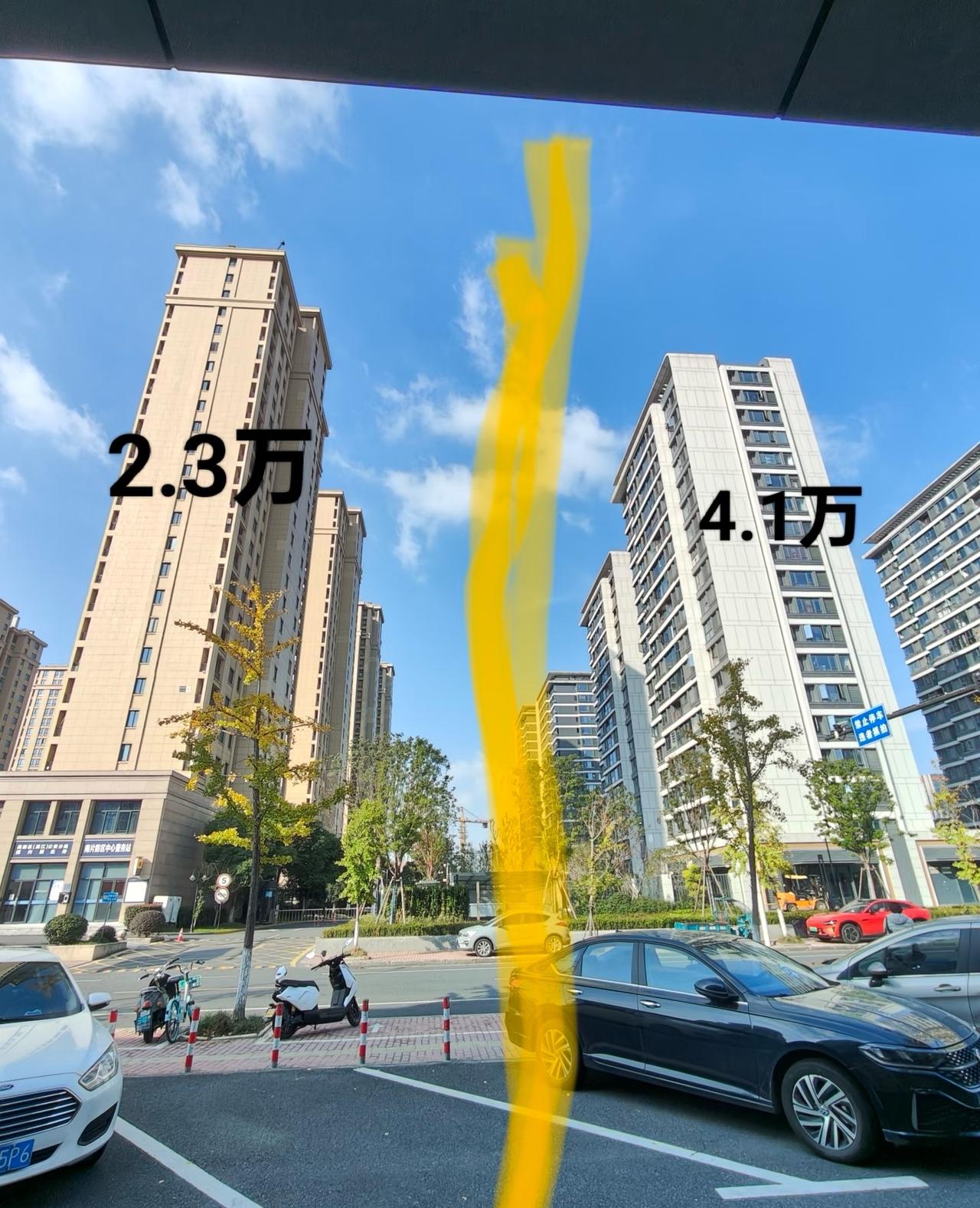 一个围墙，价格快要一倍了。你会选哪个，配套都一样。便宜的那边还不用物业费。作