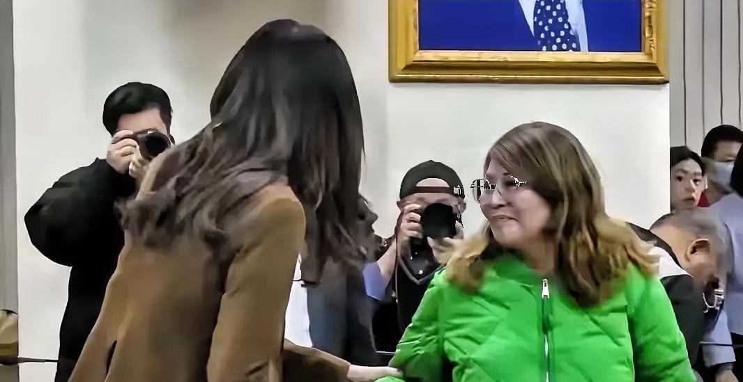 全网刷屏！郑丽文这回真被问住了！街头被台湾姑娘怼得哑口无言：当年日本占领台湾