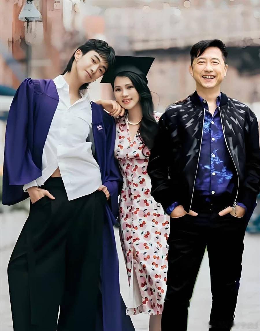 伊能静庾澄庆跟儿子恩利合照！