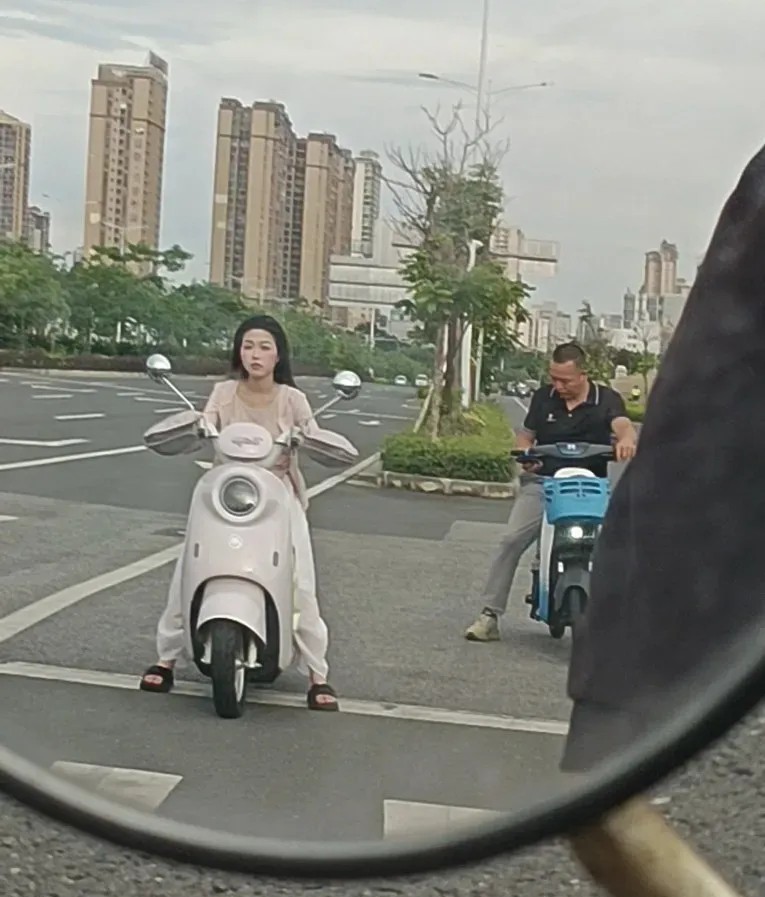 我去，后视镜看一眼差点给我送走了！