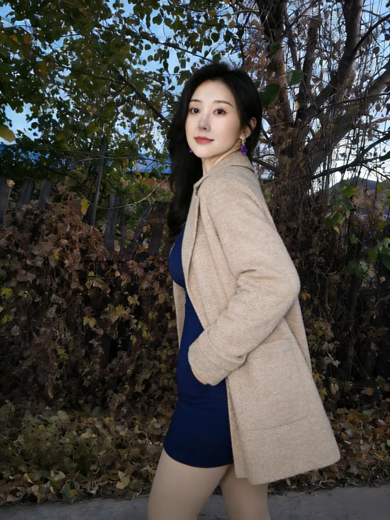 她立在枯枝与落叶间目光里盛着整个季节的静美