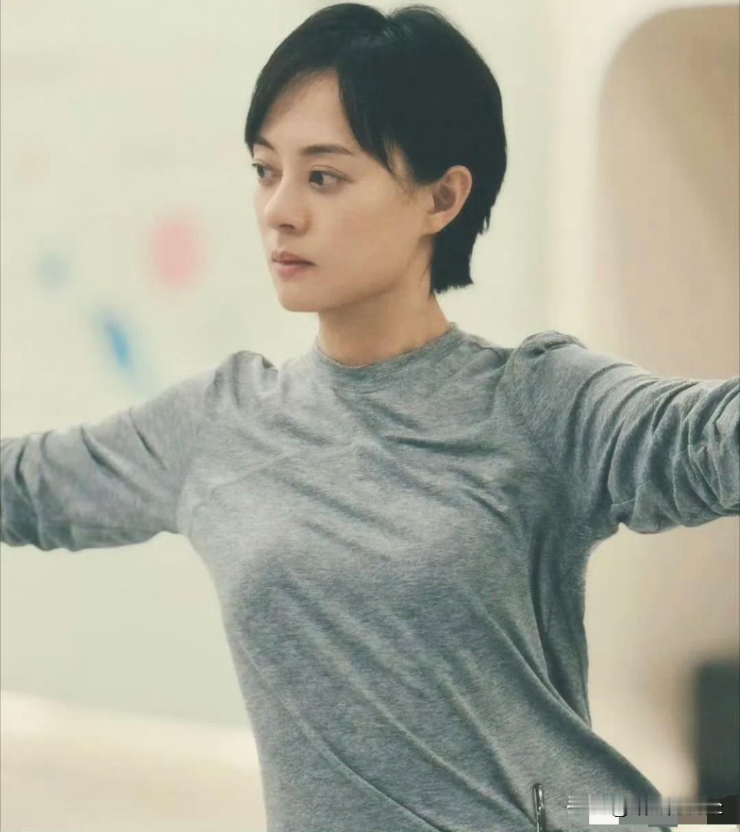 孙俪和12岁的女儿一起上拉丁舞课。老师手扶着她腰，一点点教她怎么扭胯。原本一节课