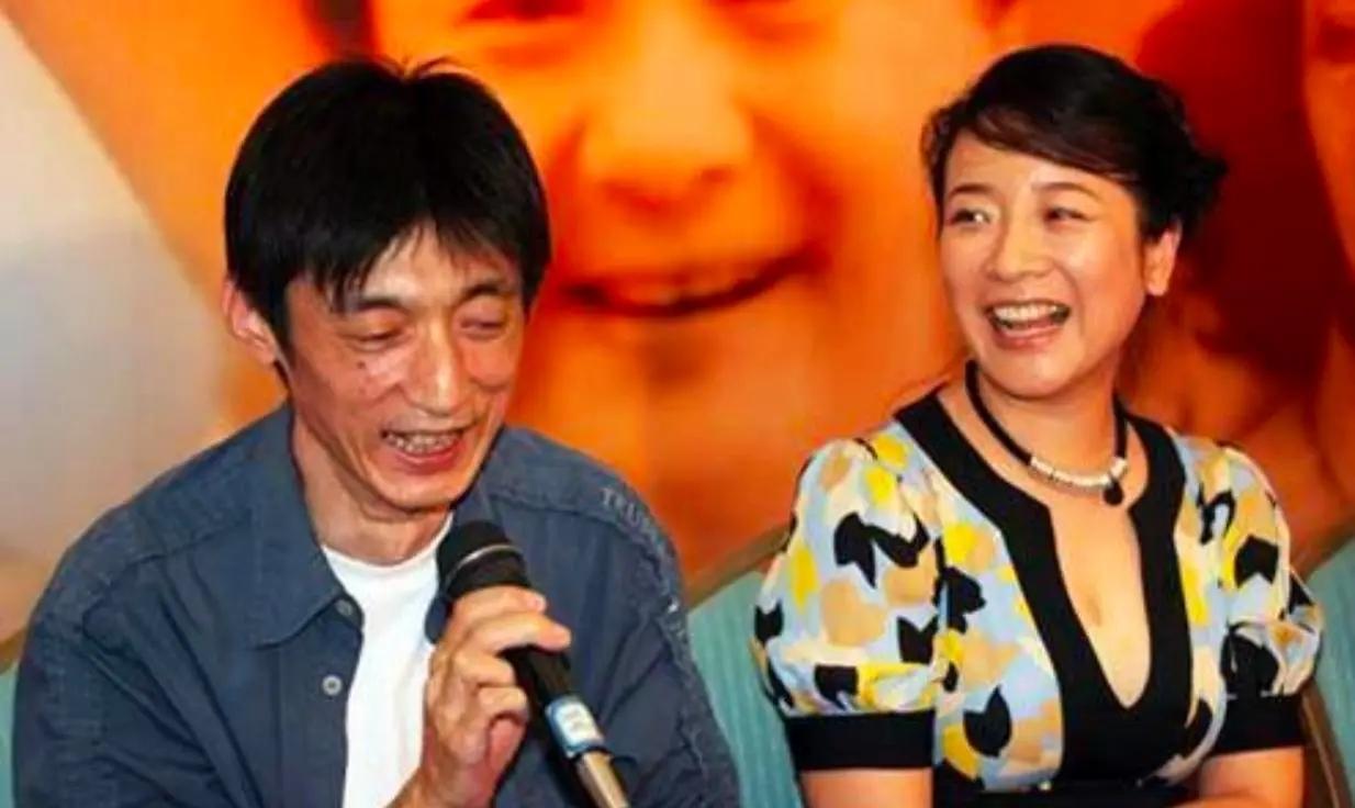 一次，孙红雷和陈小艺拍戏时要接吻，孙红雷紧张的直冒汗，他对导演说：你要不走开一点