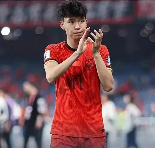 18岁新星王钰栋绝佳单刀错失！国足1-0险胜巴林，小将爆发却暴露致命心态问题