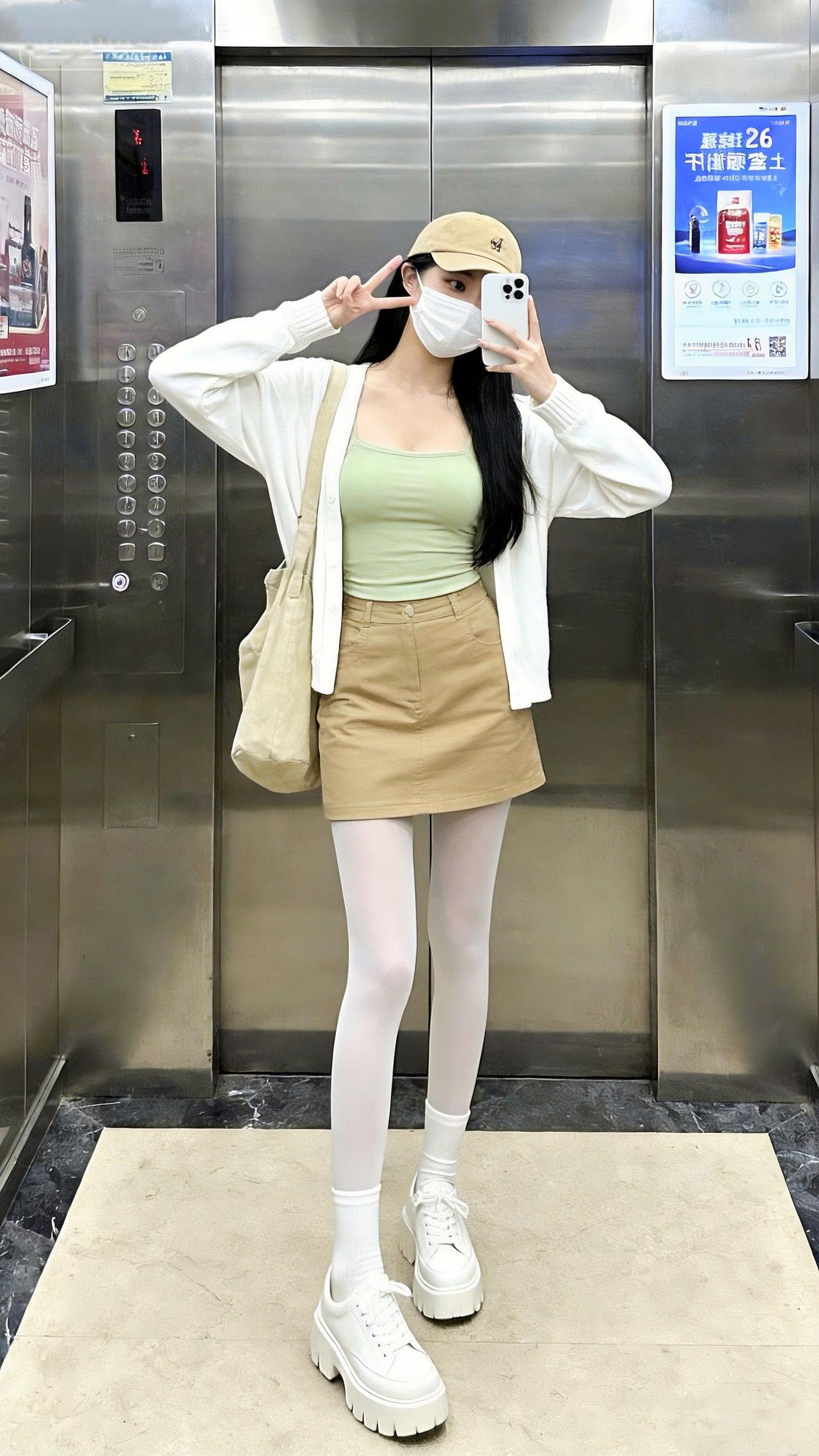 这种甜而不腻的日常甜乖风你们爱了吗？电梯间里，浅绿吊带裹着清新甜软，卡其短裙一搭