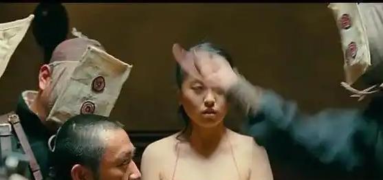 姜文30秒，她却被骂了十年。这简直是华语影坛最荒诞的定价。一个临时顶上的制片