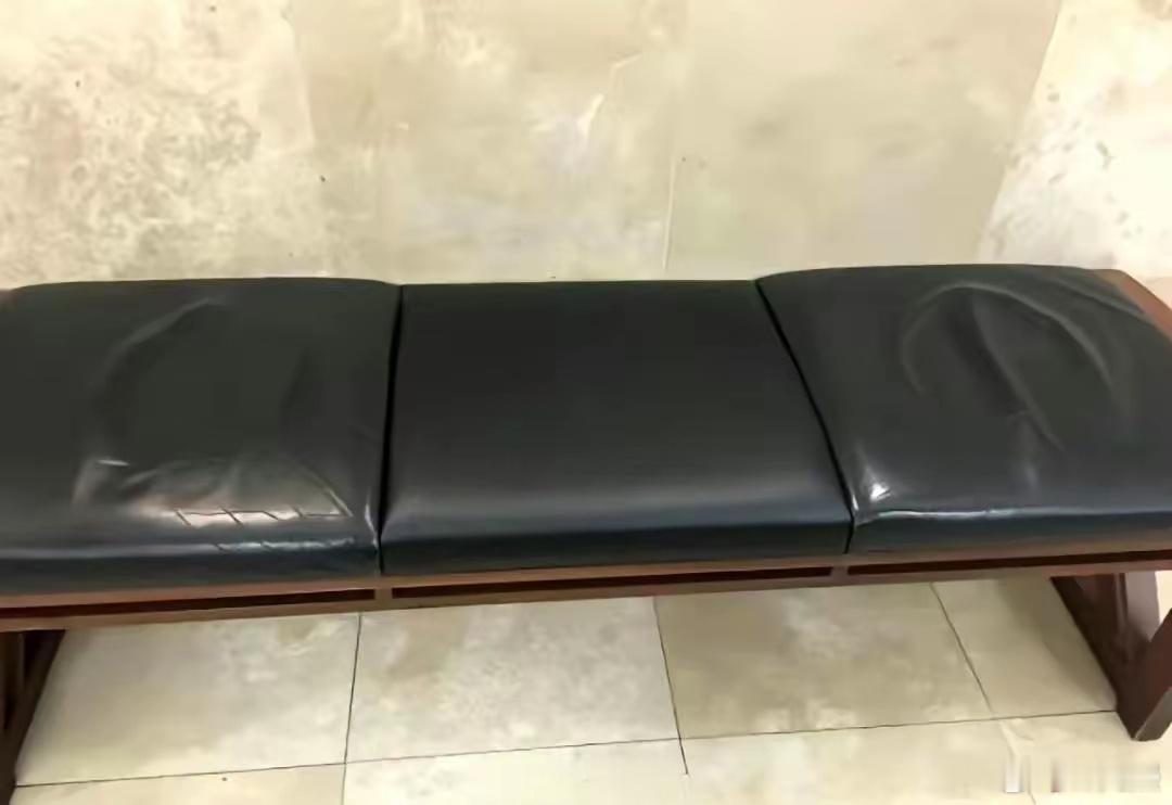 这是离婚登记处的凳子？​​​
