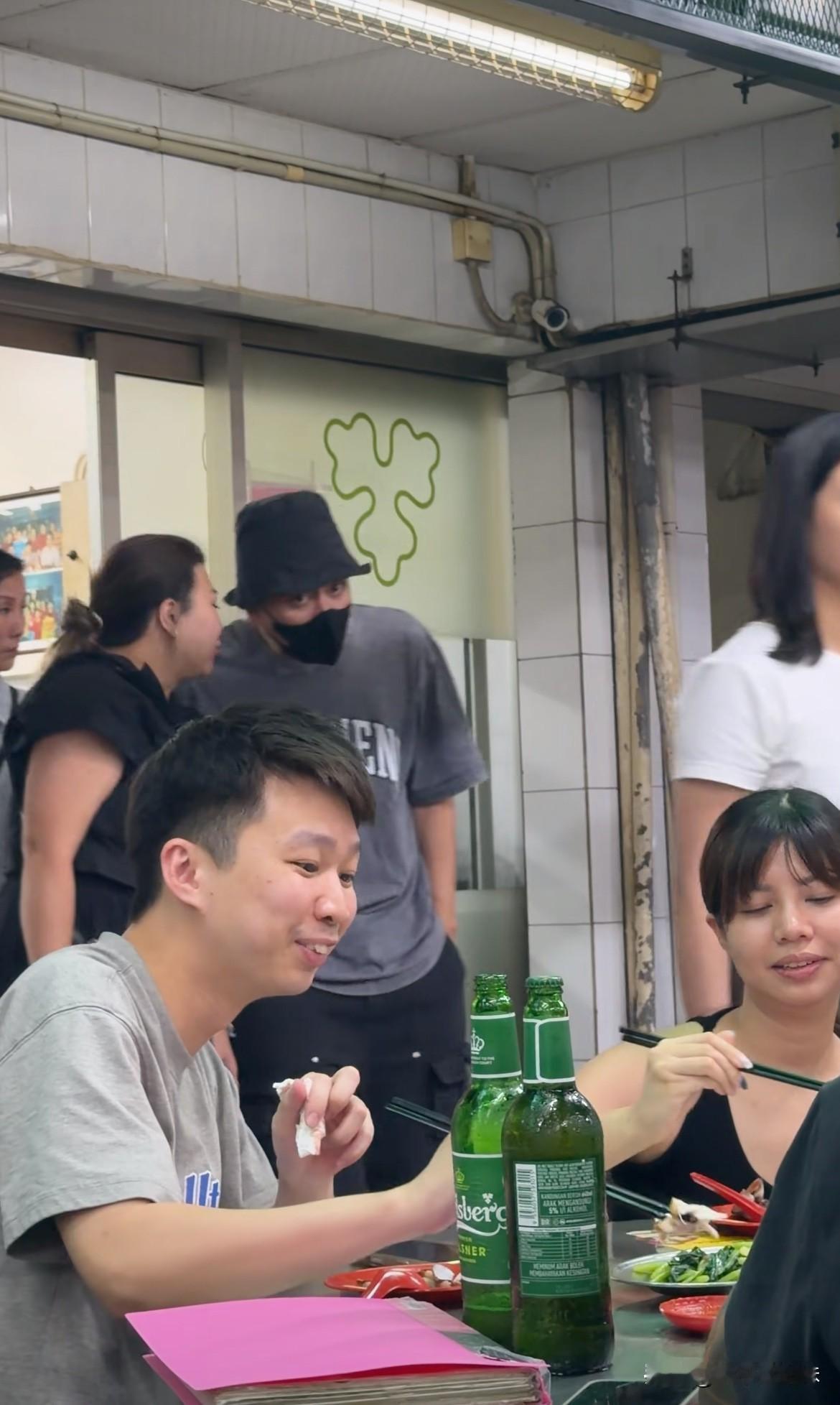胡杏儿看到照片都要气死😡了！两个伤她的男人称兄道弟了[捂脸哭][捂脸哭]一个前