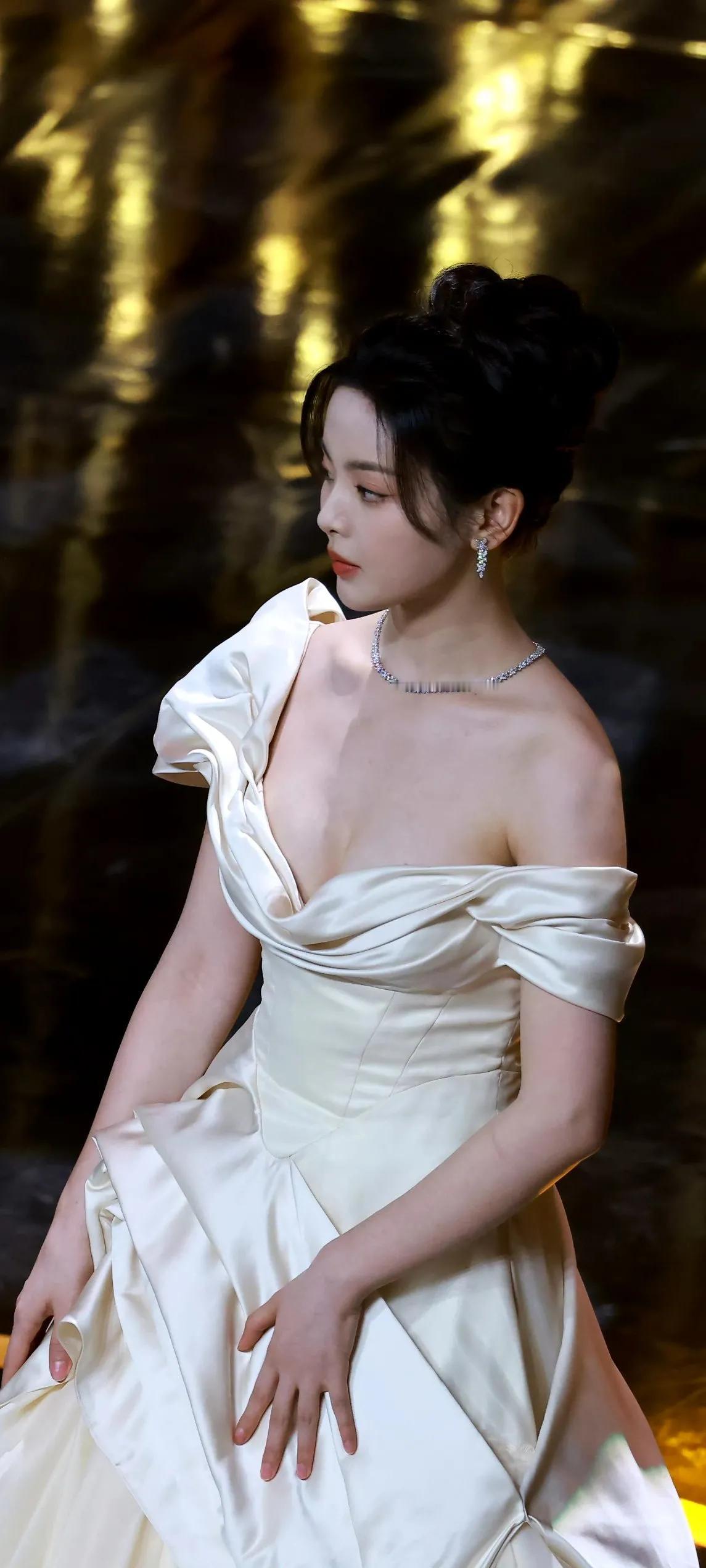 杨超越：优雅气质，闪耀珠宝，完美礼服，红毯时刻！美到发光礼服女明星红毯气质气
