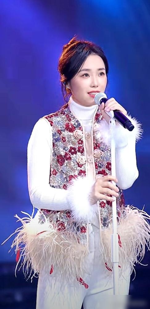 圣诞节之夜，歌手云朵如约开播！她今天的造型很是别致，既有少女的俏皮灵动，也充满成