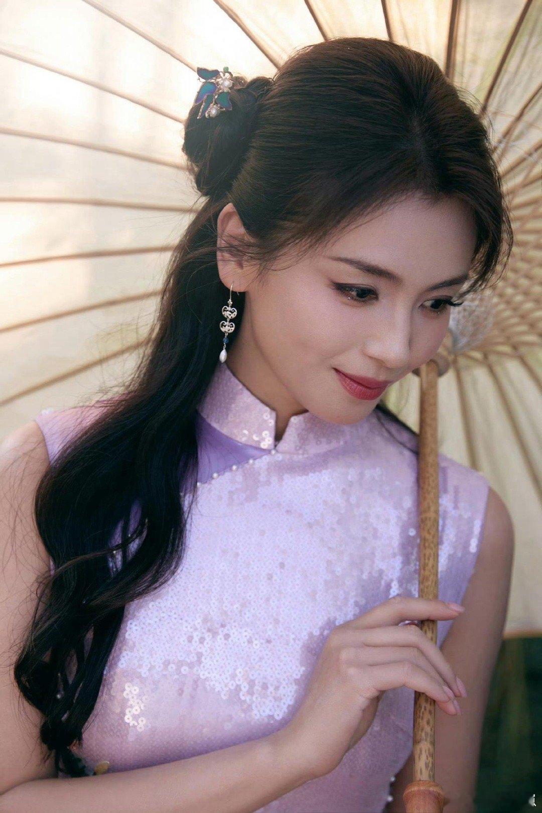 刘涛粉色旗袍写真，光影间尽是江南温婉。​​​