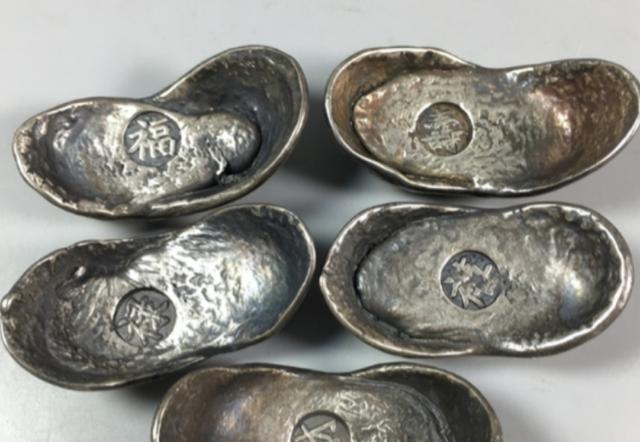 “绝不上交给国家，这是我挖到的！”2018年，甘肃大爷翻修祖屋，竟挖出一箱银元宝