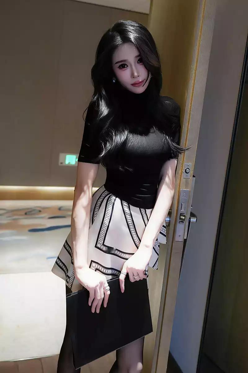 苗条妹纸椰汁糯米姬黑丝短裙十分养眼