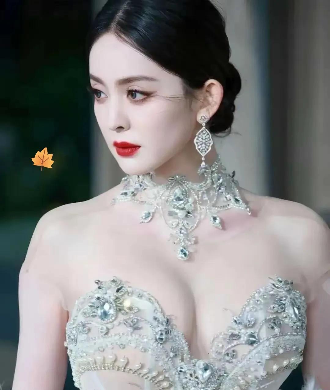 女明星中，我最看不懂的就是古力娜扎了。你说她才34岁，5任前男友居然都没有一
