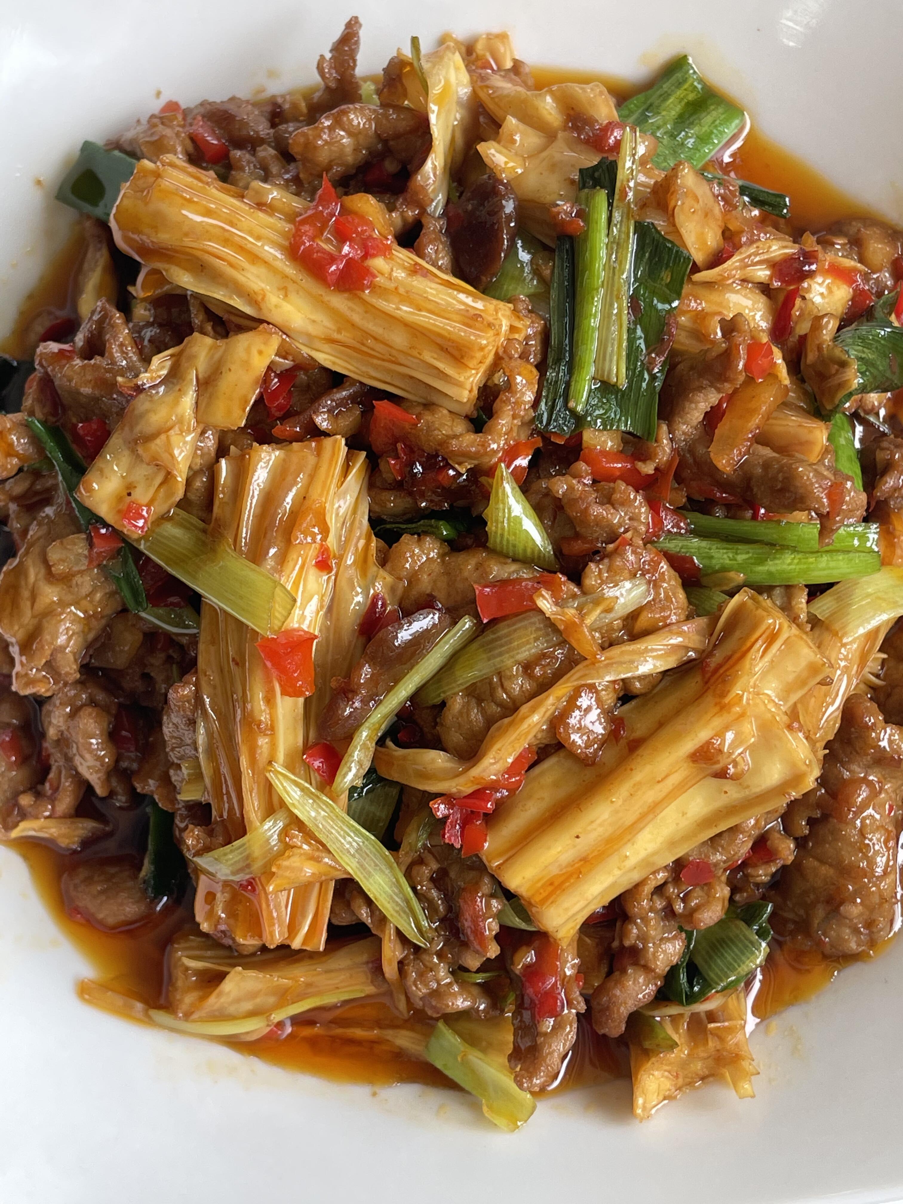 巨下饭的下饭菜———腐竹炒牛肉牛肉的嫩滑加上泡椒的下饭，再加上吸满汤汁的腐竹，