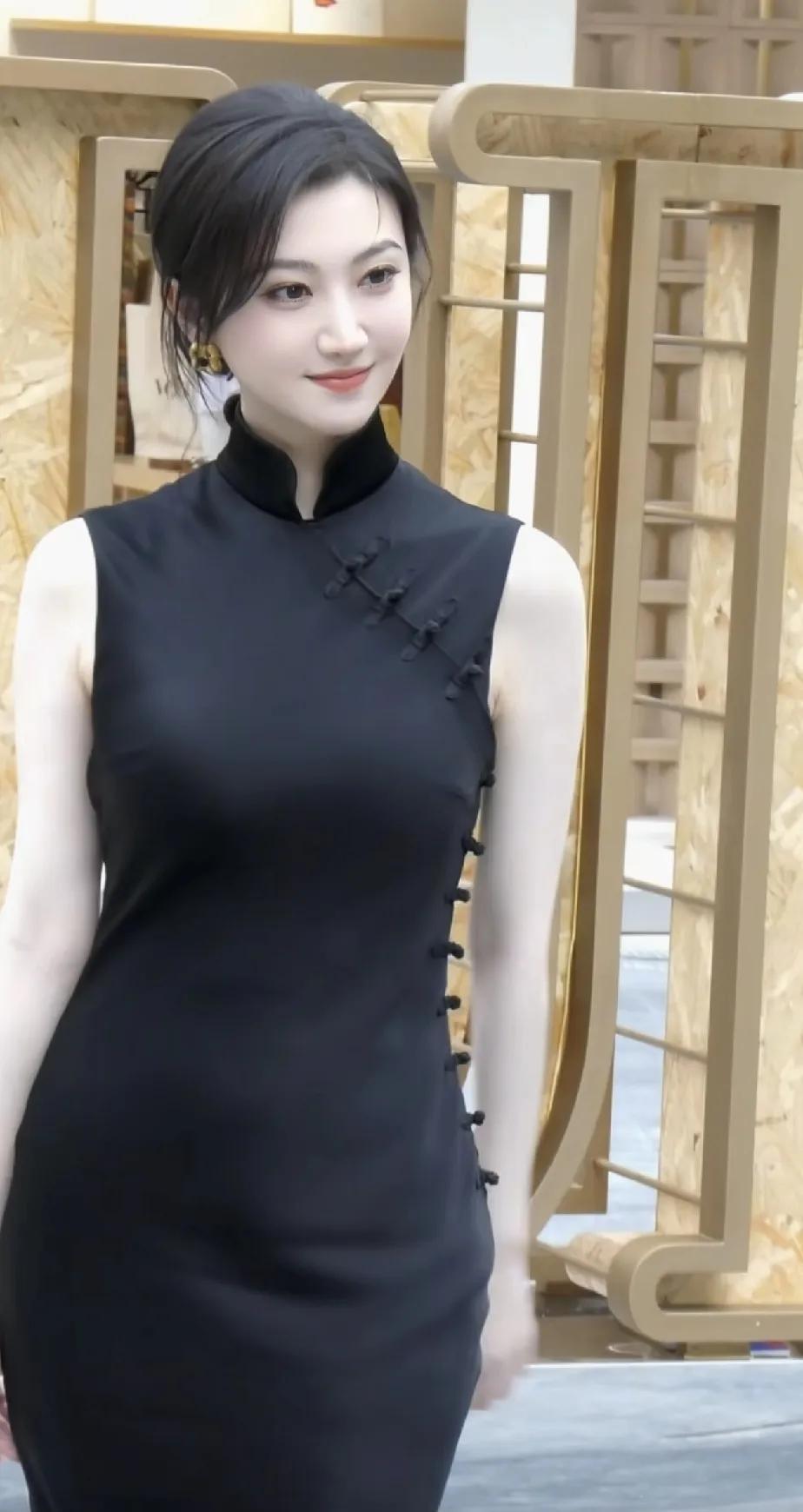 我宣布，张曼玉之后，她是穿旗袍最好看的女星！把中式传统美女展现的淋漓尽致。