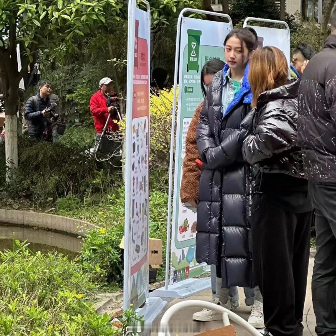 关晓彤这个裤子但凡换个人穿，我都觉得是灾难