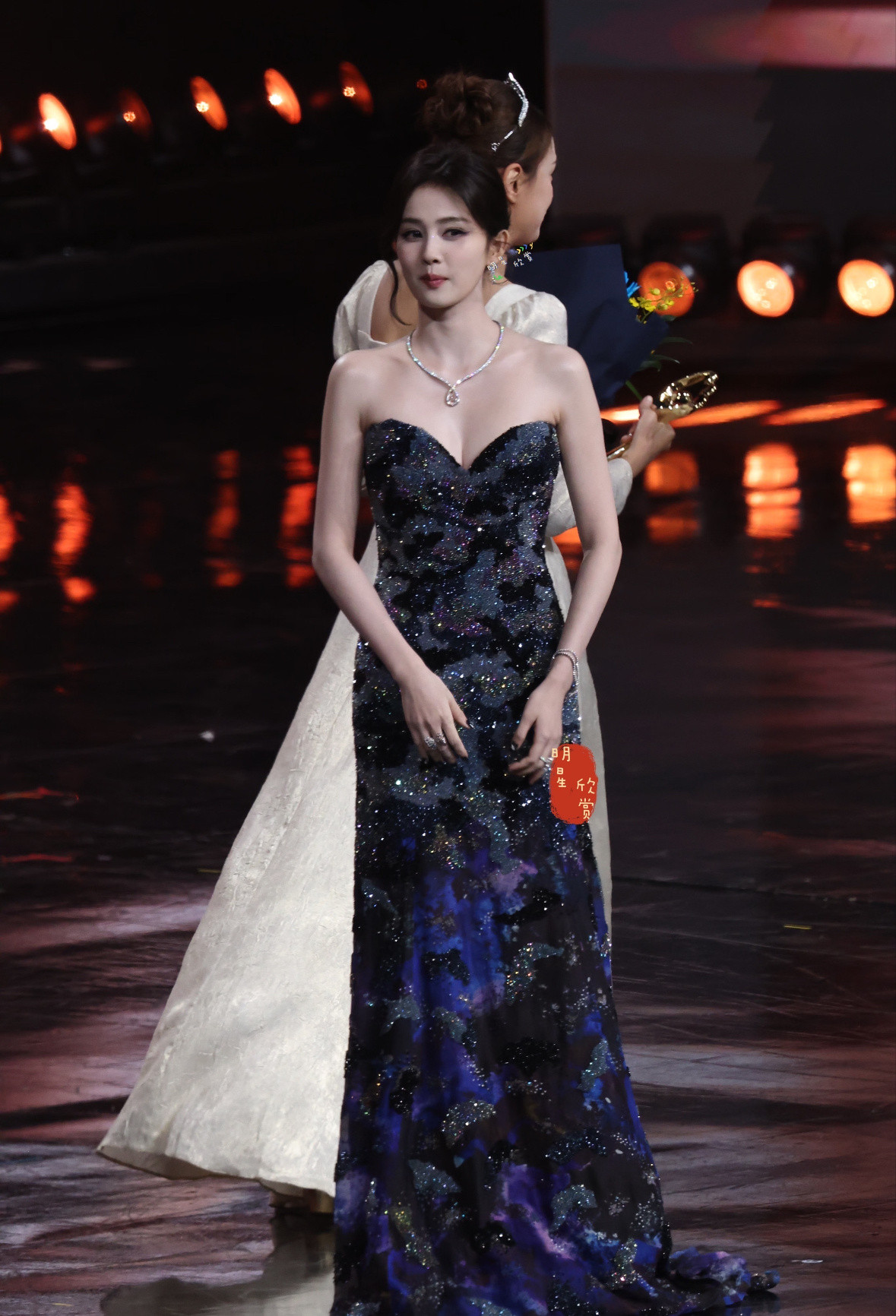 在🍠捡到了各种摄影老师们拍的白鹿怎么拍都特别美的鹿儿闪耀夺目的火彩💎和美丽