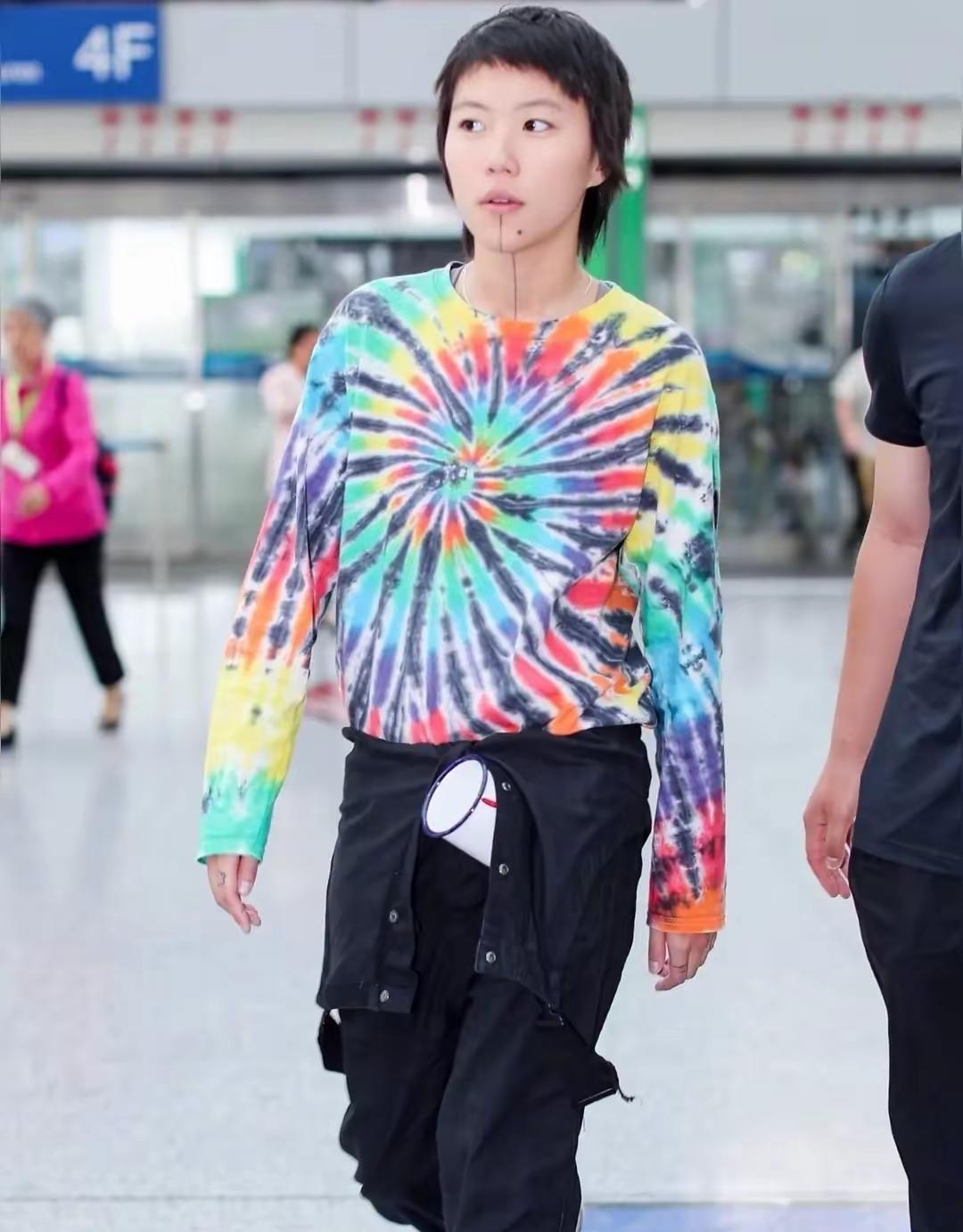 王菲的女儿窦靖童以前在下巴上纹黑线现在的裤腰上有带一个什么东西也不知道是啥
