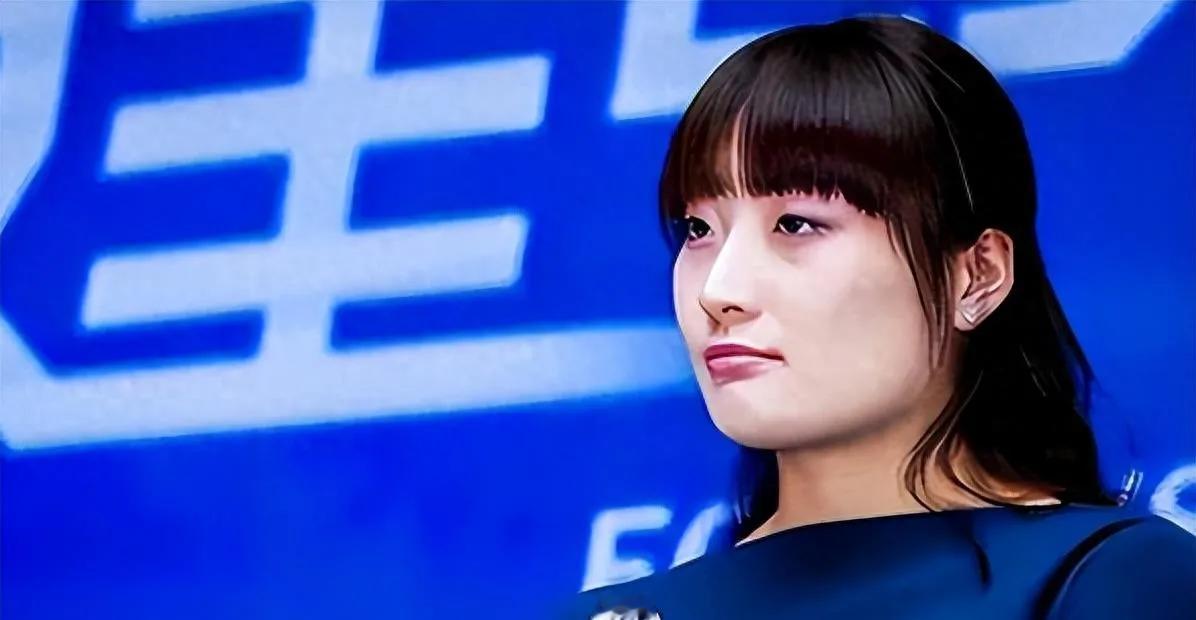 无法想象14岁的宗馥莉是怎么面对这一切的：少年出国留学，亲妈不在身边，亲爹让怀孕