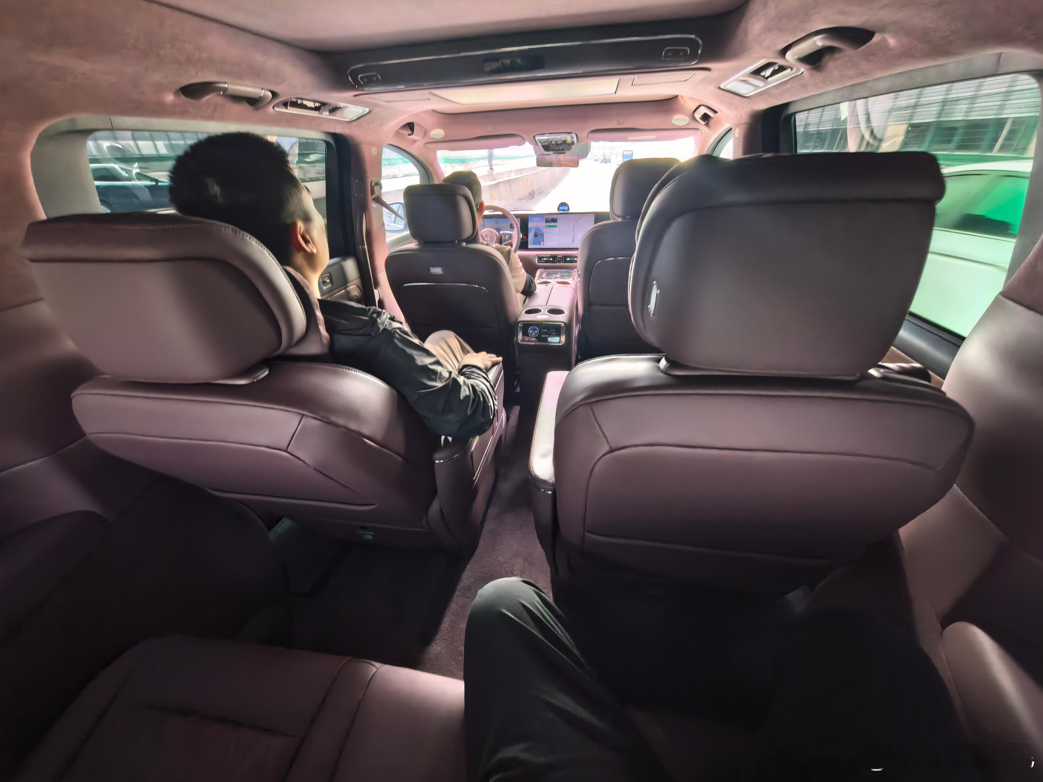 智界v9第三排能翘二郎腿的mpv来了。做大车，鸿蒙智行有2点坚持：1是大车好开